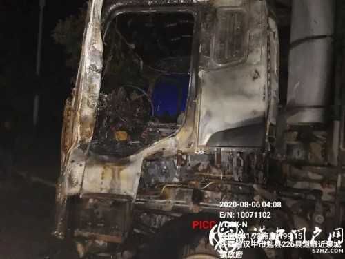 因輪胎著火，大貨車凌晨四點發生自燃