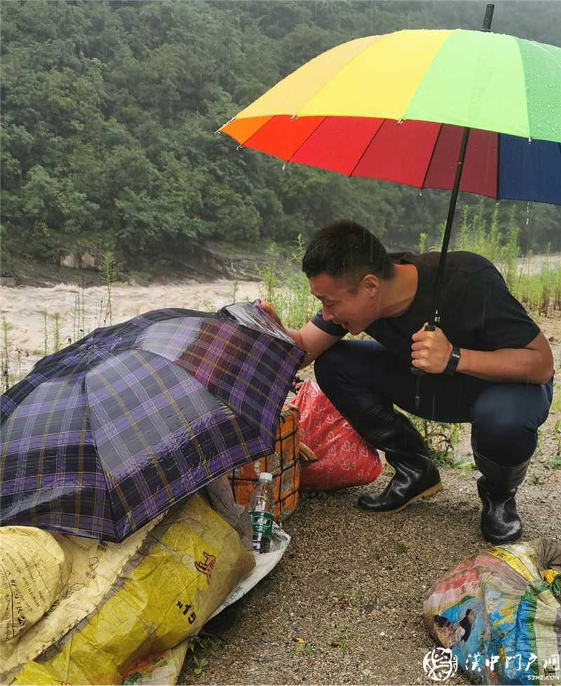 流浪老人被困暴雨中，鎮村干部施救解危難 ——碑壩鎮“五個大走訪、辦好民生事”黨史學習教育實踐活動紀實