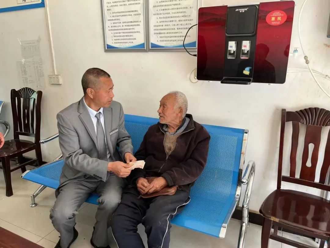 漢中一營業(yè)員撿到6900元現(xiàn)金，驅(qū)車歸還！
