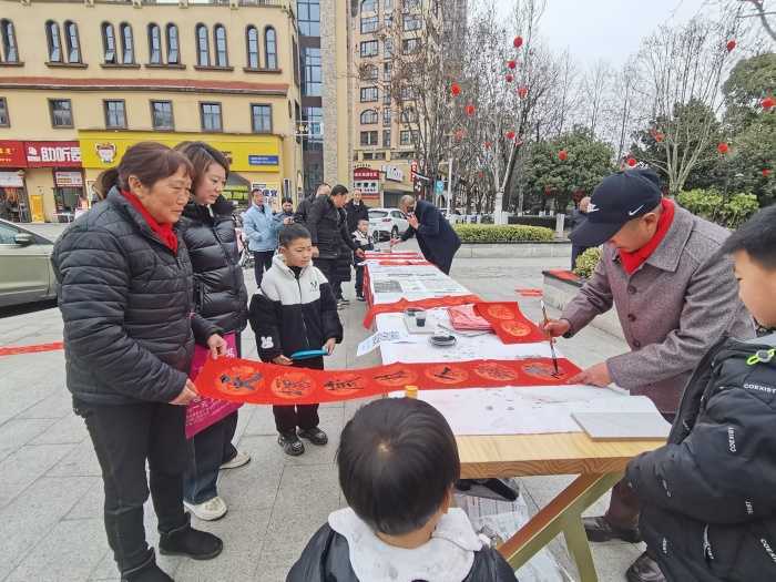 城固：“送春聯(lián)、送祝福”活動在縣樂城公園舉行