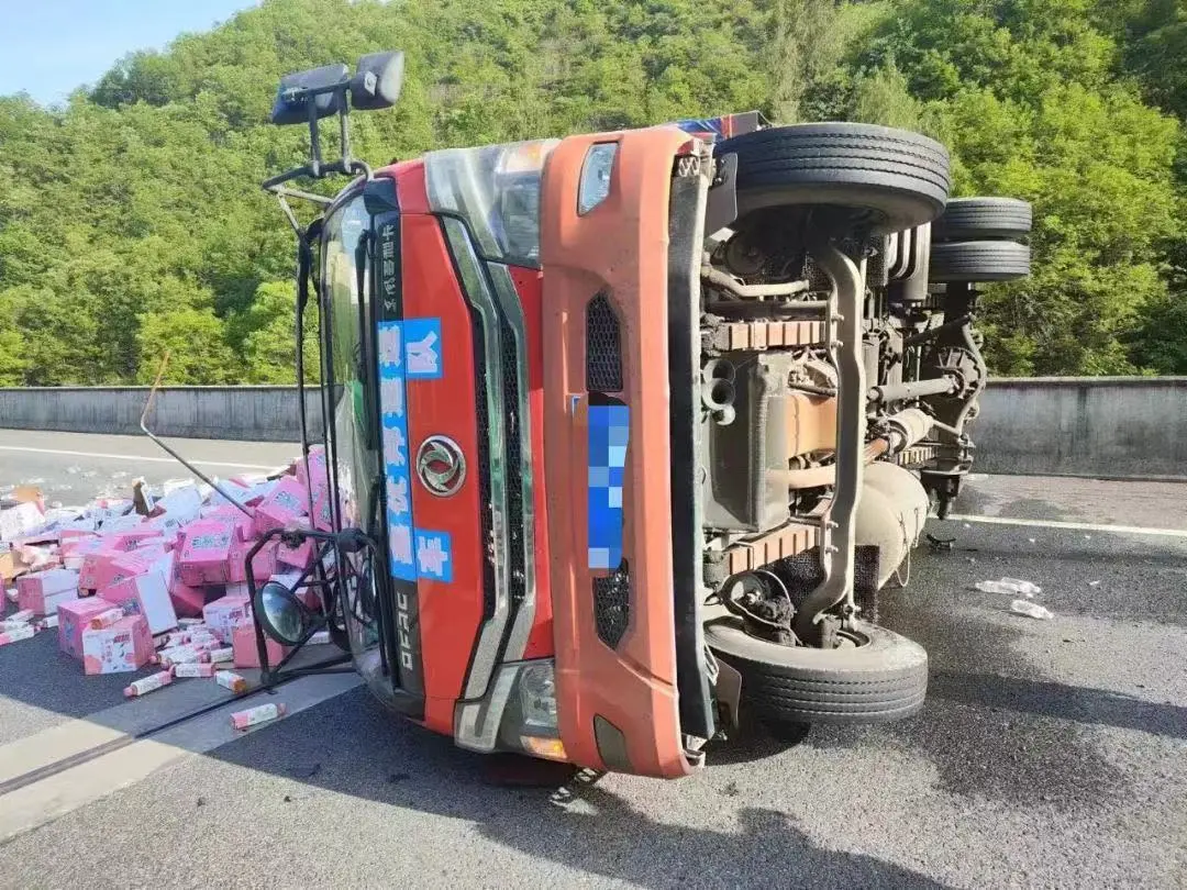 貨車側翻“爆”裝備，漢中的他們化身“搬運小哥”！?