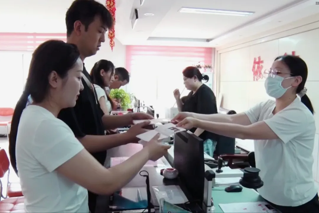 漢臺迎來首對婚姻登記全國通辦新人