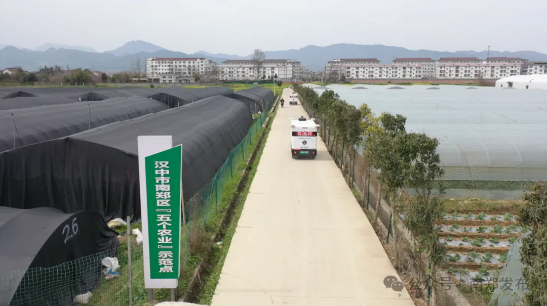 漢中田間地頭出現無人運輸車