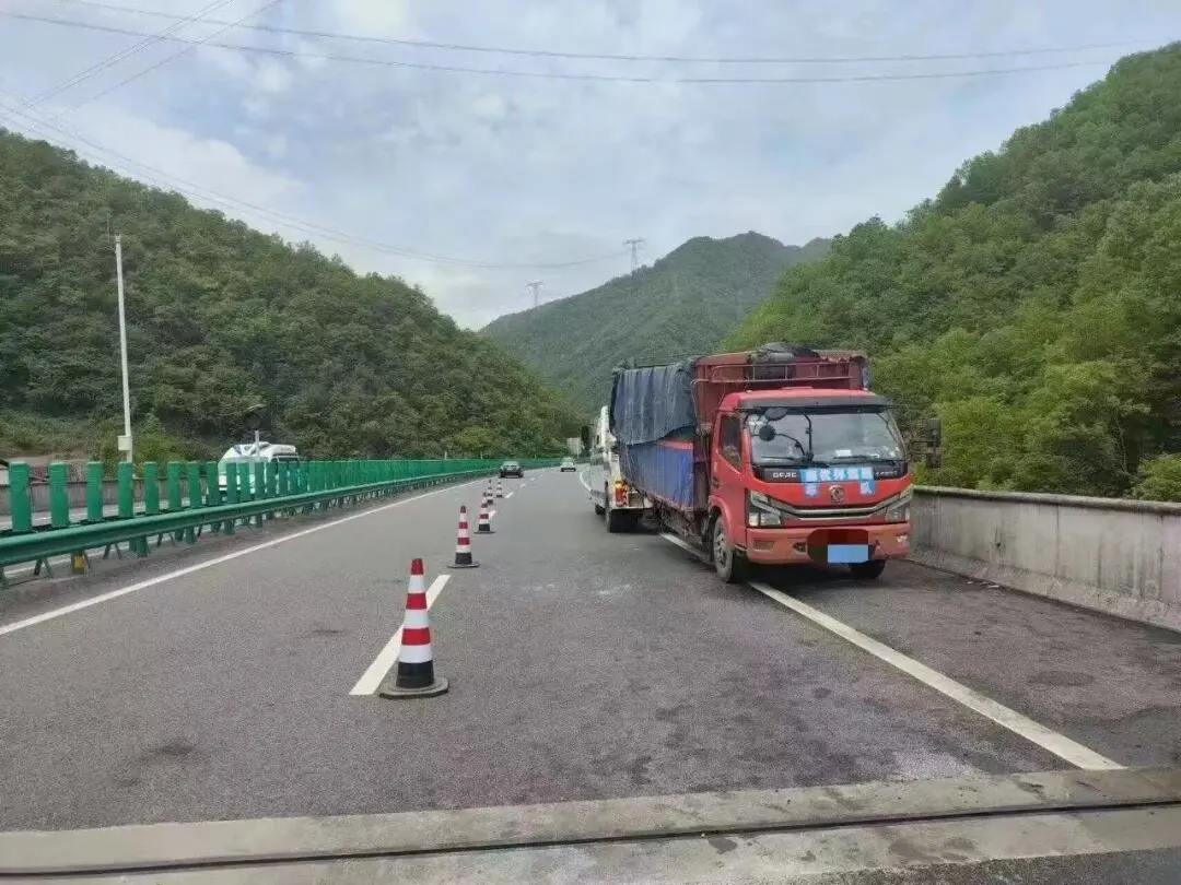 貨車側翻“爆”裝備，漢中的他們化身“搬運小哥”！?