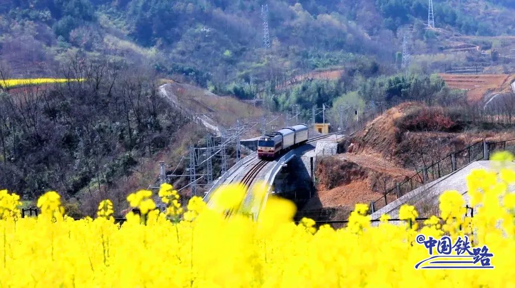 老鄉(xiāng)叫它“雙節(jié)棍”！這列經過漢中的火車可能是中國最短的