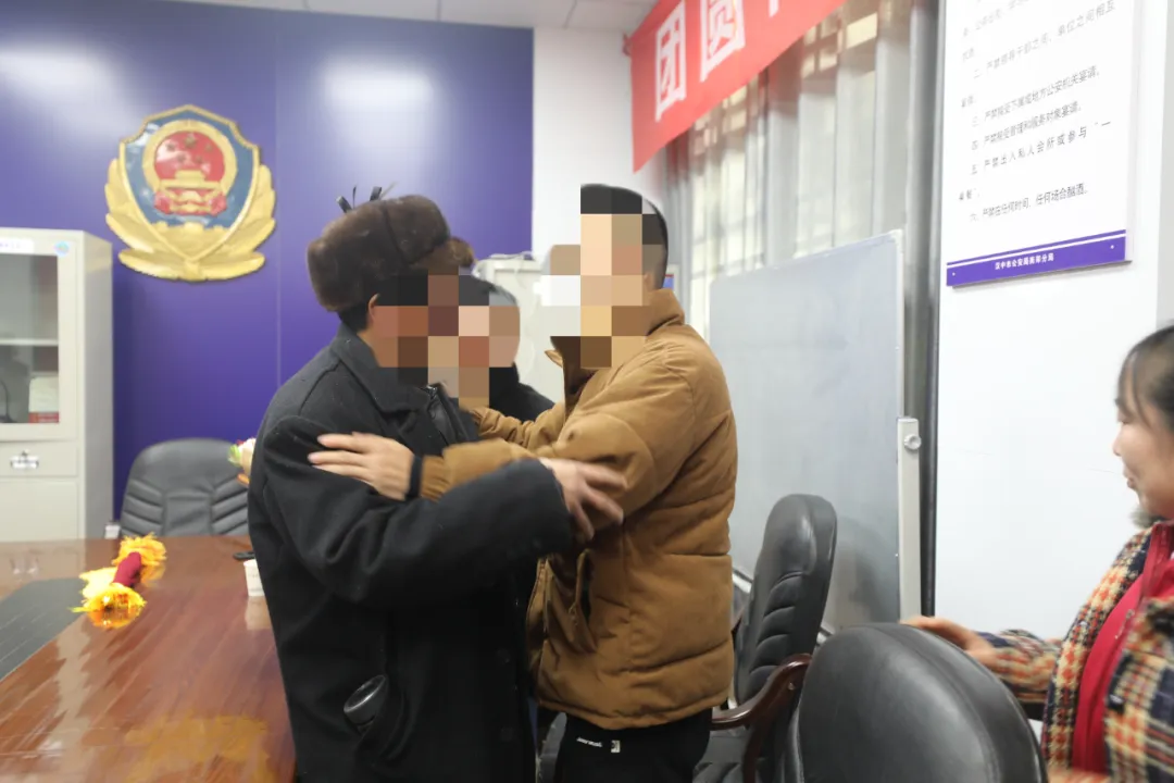 一個擁抱，父母等了26年！南鄭公安助力家庭團圓之夢