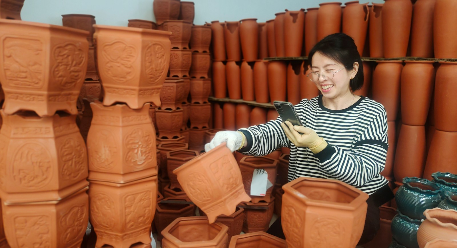 彭加榮的妻子在直播間介紹產品。.jpg