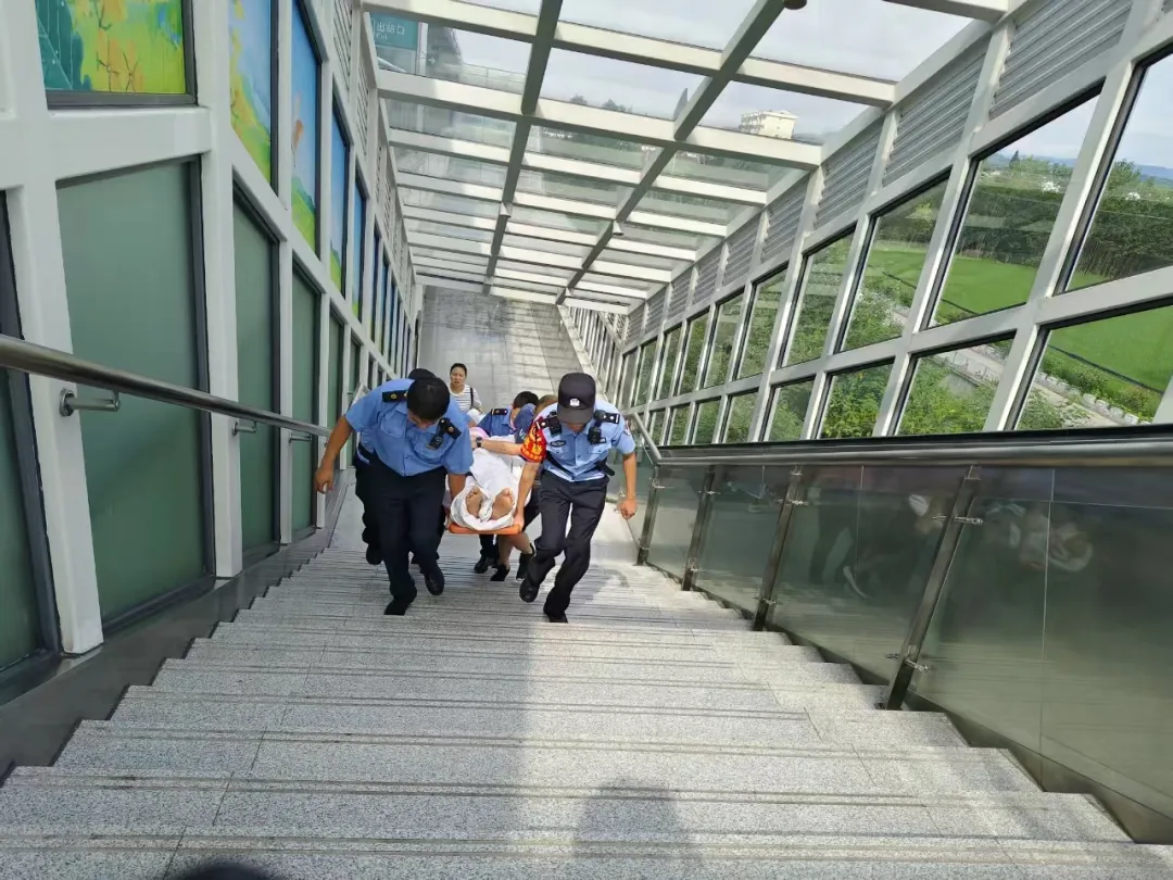 老人家中重傷急需出外救治！洋縣西站全力協(xié)調速達西安！