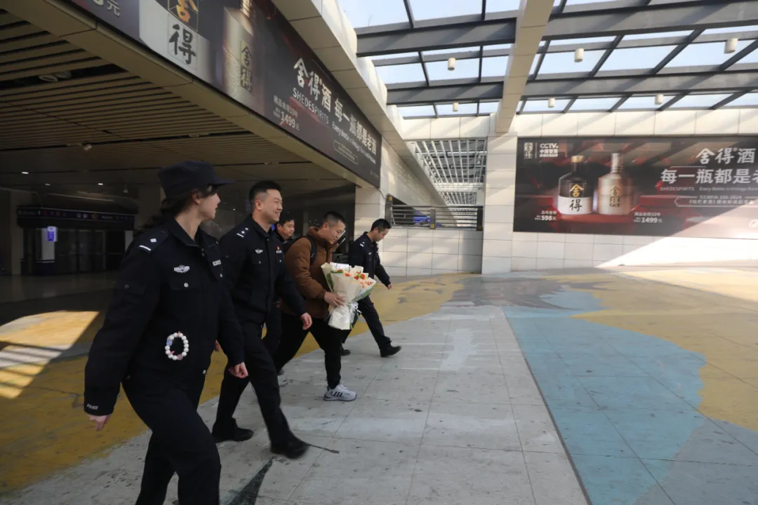 一個擁抱，父母等了26年！南鄭公安助力家庭團圓之夢