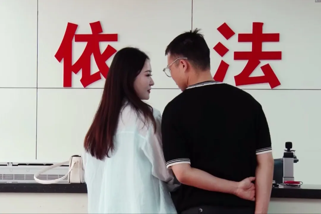 漢臺迎來首對婚姻登記全國通辦新人