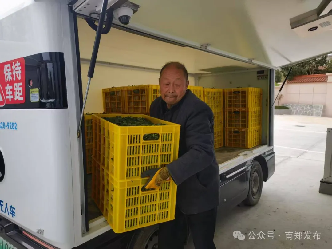 漢中田間地頭出現無人運輸車