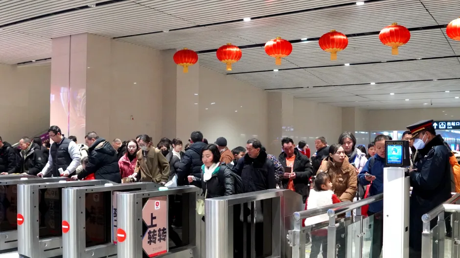 新春走基層｜護(hù)航春運(yùn) 群眾出行有保障