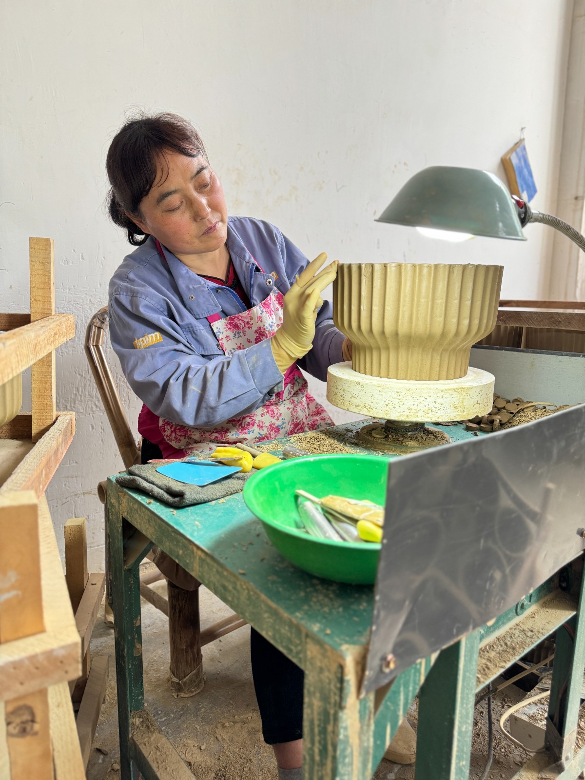 在秦熙禾陶業有限公司里，女工正在進行陶器修胚工序。.jpg