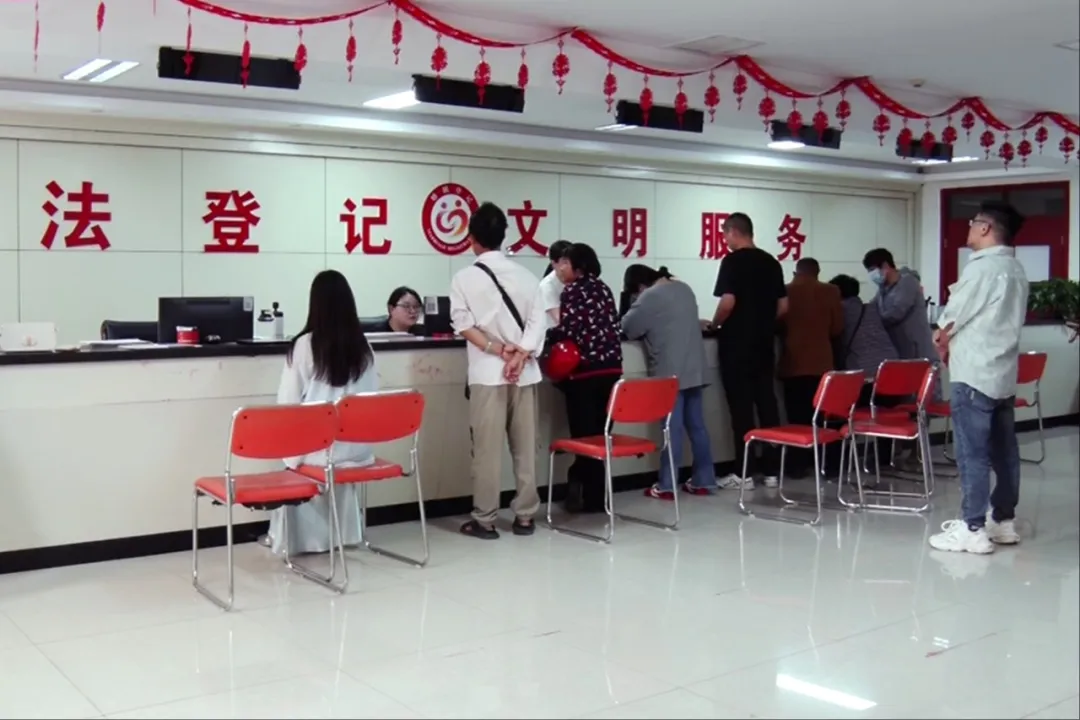漢臺迎來首對婚姻登記全國通辦新人