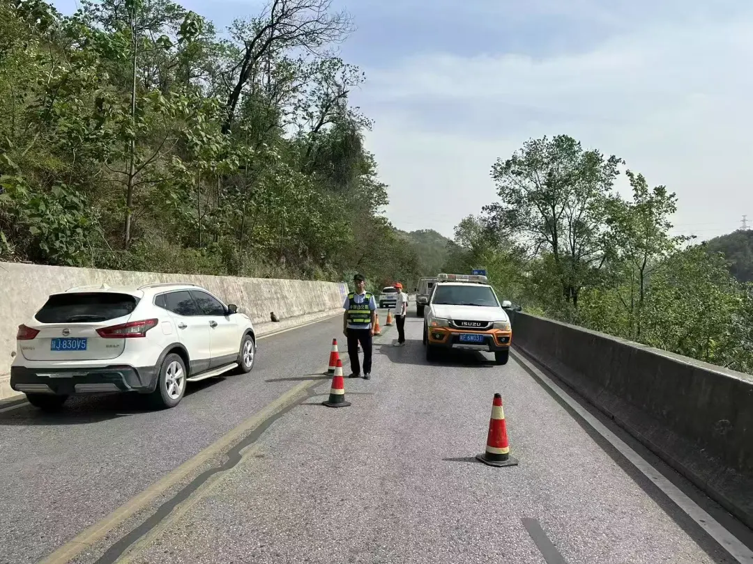 35分鐘火速撲滅！公路人變身消防員 →