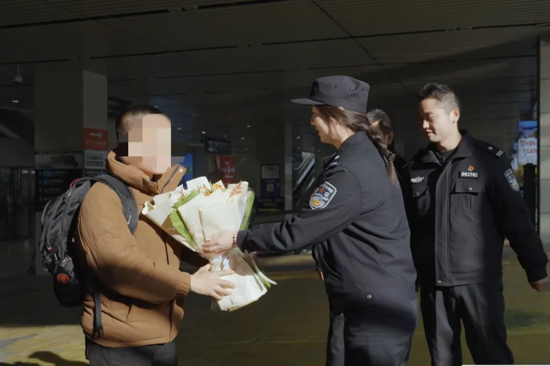 一個擁抱，父母等了26年！南鄭公安助力家庭團圓之夢