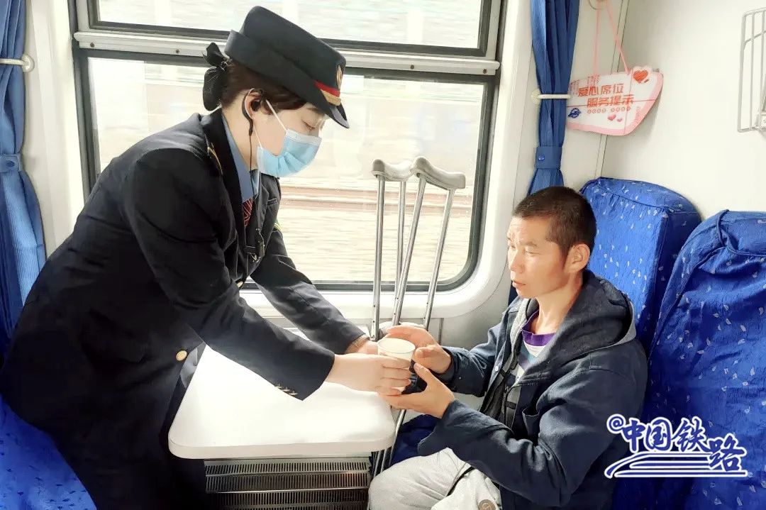 老鄉(xiāng)叫它“雙節(jié)棍”！這列經過漢中的火車可能是中國最短的