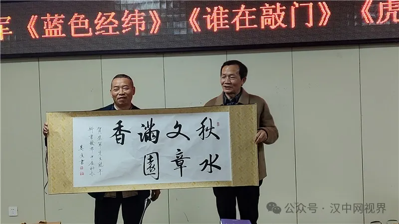 作家朱軍《藍色經(jīng)緯》等三部文學新著發(fā)布座談會召開
