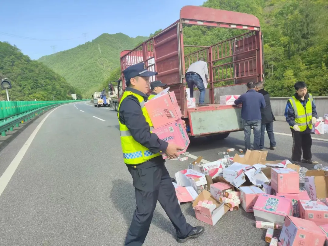 貨車側翻“爆”裝備，漢中的他們化身“搬運小哥”！?